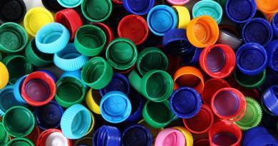 Поделки из пробок от пластиковых бутылок: яркий и оригинальный декор Панно из пластиковых крышек своими руками